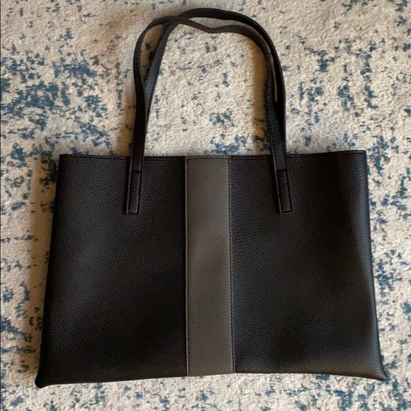 Vince Camuto Handbags - Vince Camuto black leather bag